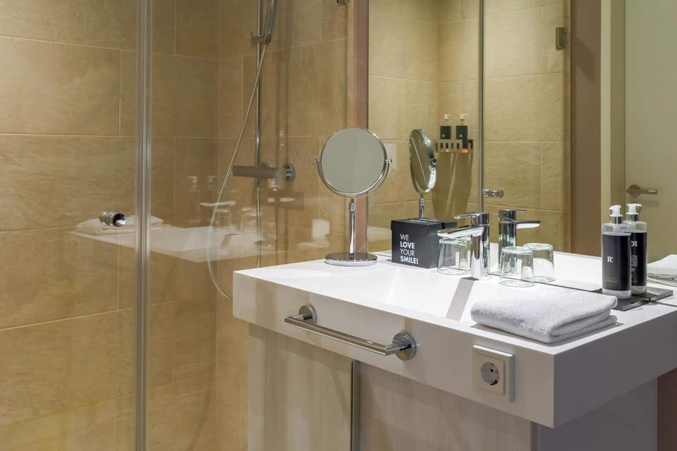 Standard Double Room, 1 Double Bed | Bathroom | Combined shower/tub, rainfall showerhead, free toiletries, hair dryer
