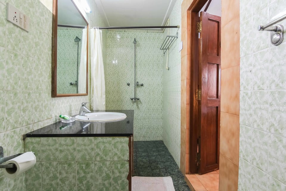 Premium Double or Twin Room | Bathroom shower
