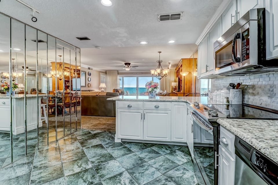 Condo, 3 Bedrooms | Private kitchen | Stovetop