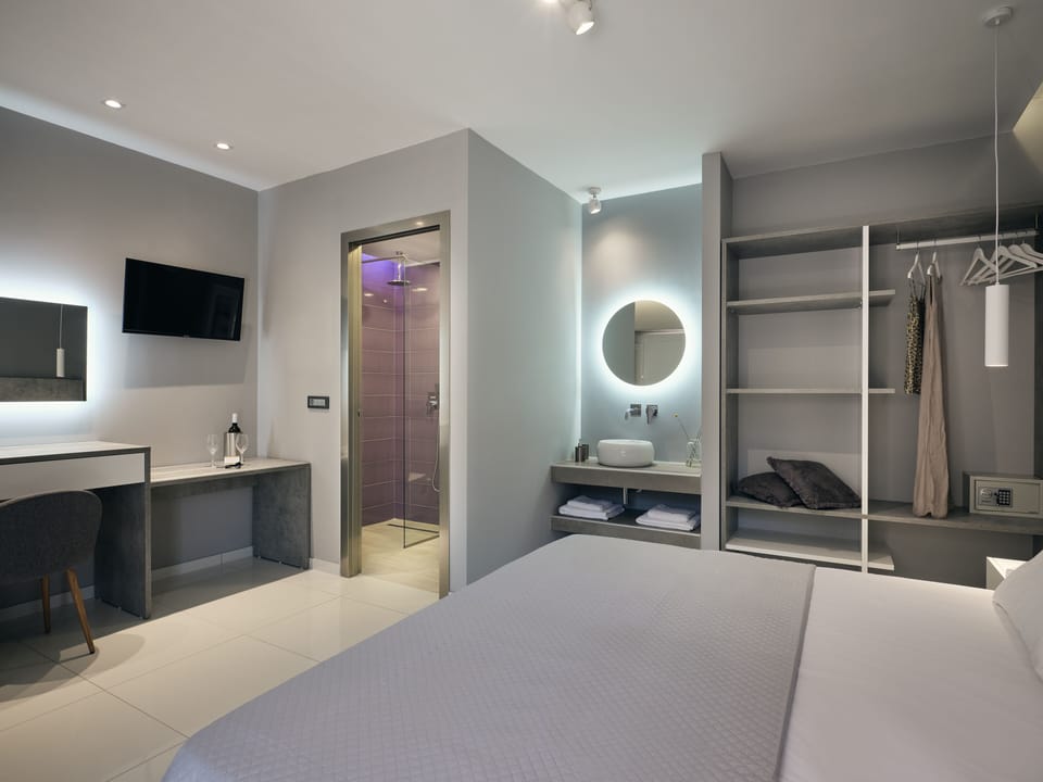 Deluxe Double Room | Living area | 32-inch LCD TV with cable channels, TV, Netflix
