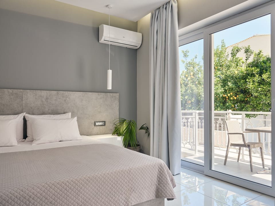 Deluxe Double Room | In-room safe, desk, laptop workspace, blackout drapes