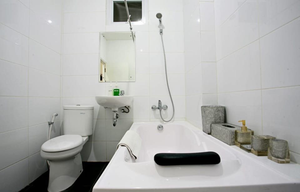 Shower, free toiletries, towels