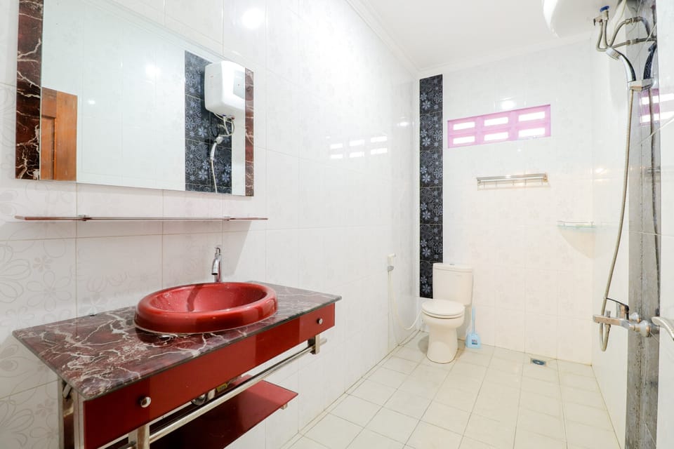Deluxe Room | Bathroom | Shower, towels