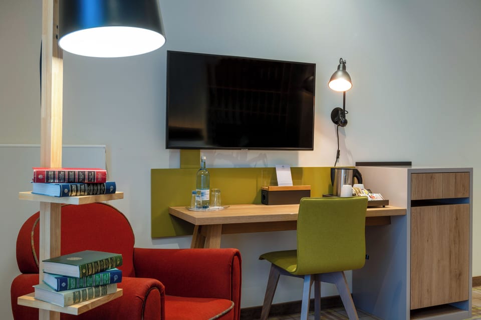 Standard Suite | Hypo-allergenic bedding available, in-room safe, desk, laptop workspace