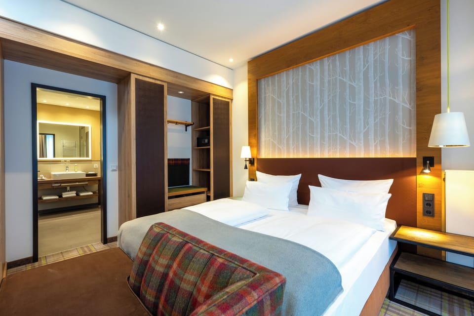 Standard Suite | Hypo-allergenic bedding available, in-room safe, desk, laptop workspace