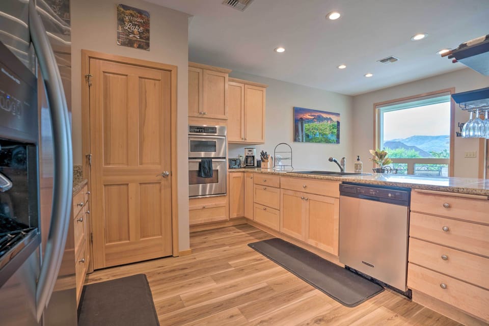 Fully Equipped Kitchen: Breakfast Bar | Barstools