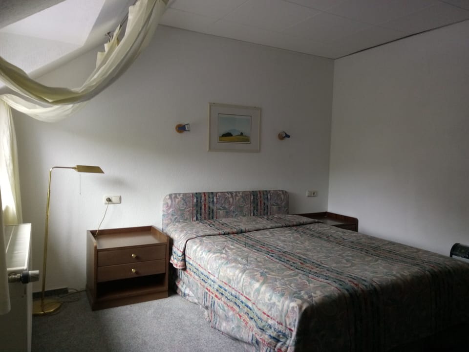 Comfort Double or Twin Room, Non Smoking, Private Bathroom | Hypo-allergenic bedding, Select Comfort beds, desk, laptop workspace