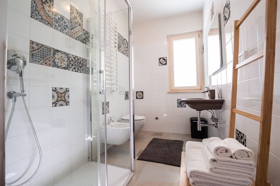Triple Room | Bathroom | Shower, free toiletries, hair dryer, bidet