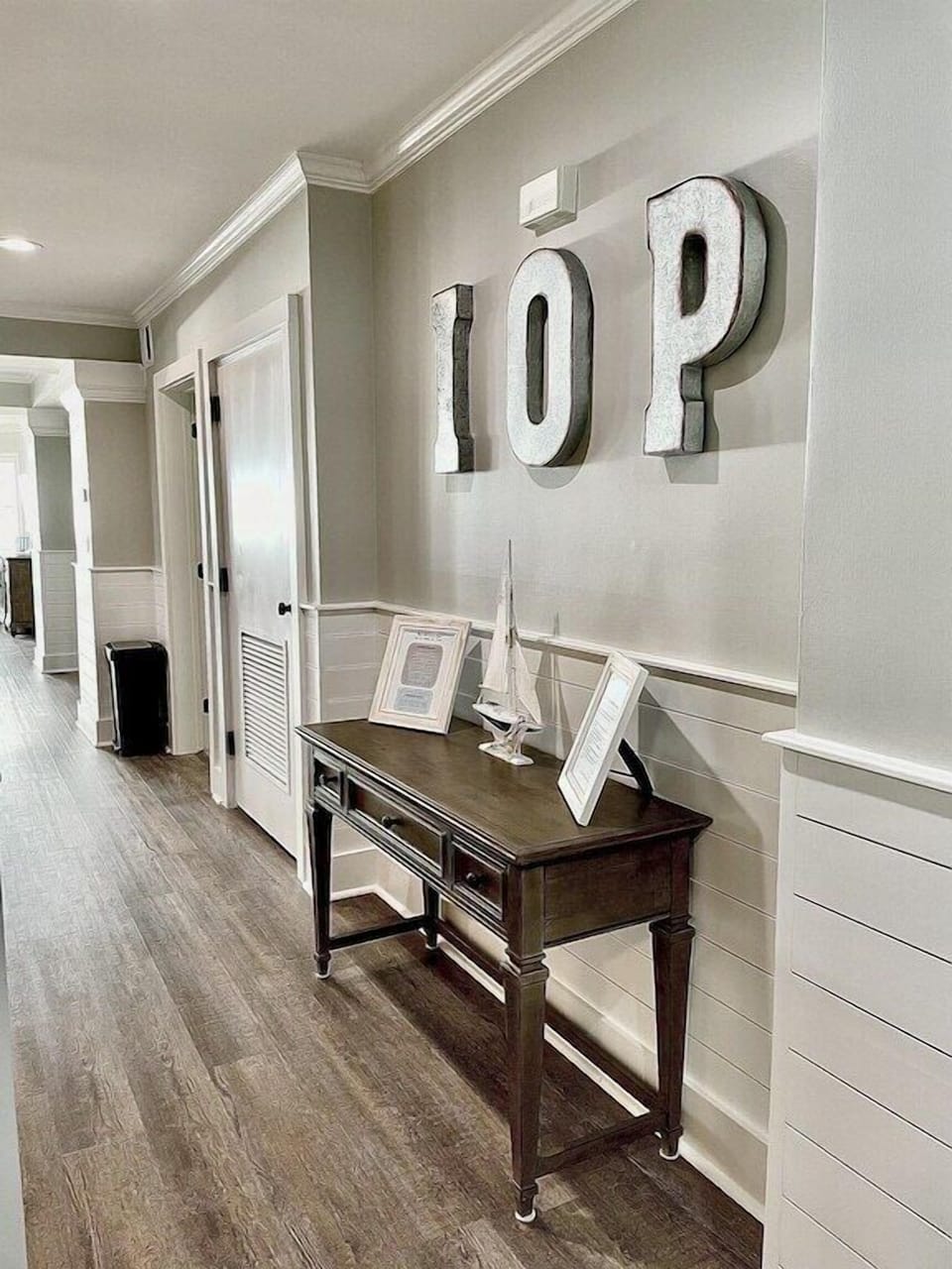 Hallway with hardwood floors Dunescape 101 IOP Escapes