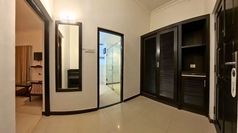 Suite | In-room safe, desk, blackout drapes, soundproofing