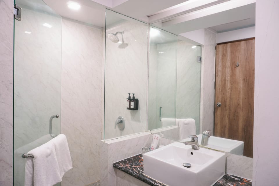 Deluxe Double or Twin Room | Bathroom | Shower, free toiletries, slippers, bidet