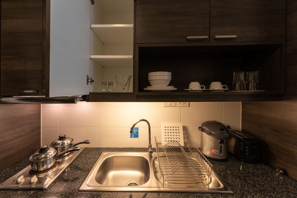 Studio Suite | Private kitchenette | Full-size fridge, microwave, coffee/tea maker, electric kettle