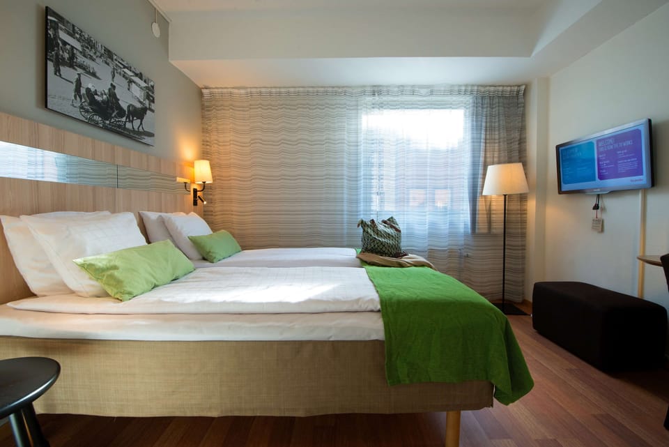 Room, 1 Queen Bed | Desk, iron/ironing board (on request), cribs (free), WiFi (free)