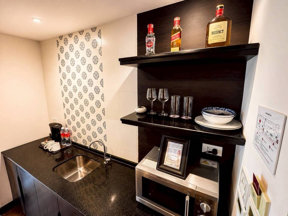 Deluxe Room, Sea View (King Bed) | Minibar, in-room safe, desk, free WiFi