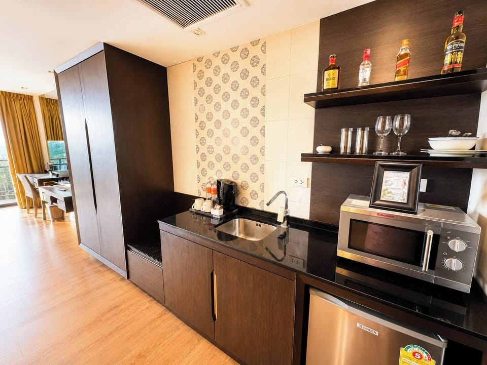 Minibar, in-room safe, desk, free WiFi