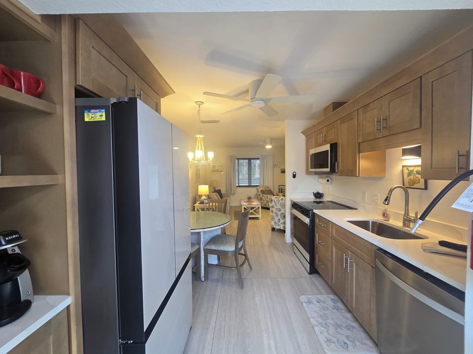 Comfort Villa, 2 Bedrooms, Non Smoking, Garden View | Private kitchen | Fridge, microwave, coffee/tea maker, electric kettle