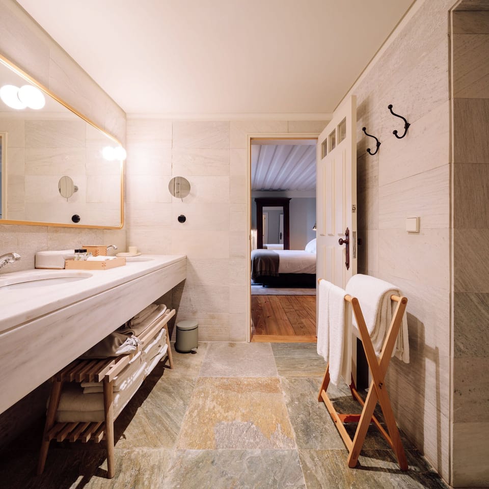 Premium Manor House | Bathroom | Free toiletries, hair dryer, bathrobes, slippers