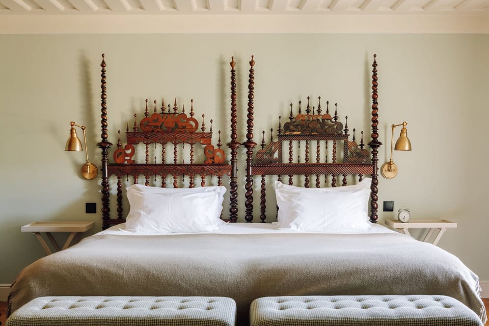 Premium Manor House | Minibar, in-room safe, desk, blackout drapes