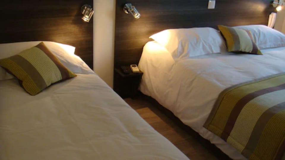 Comfort Triple Room | Desk, blackout drapes, soundproofing, iron/ironing board