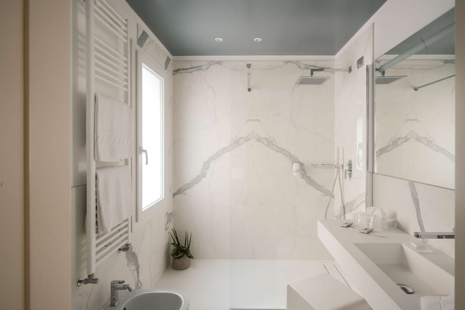 Superior Room, 1 Queen Bed | Bathroom | Free toiletries, hair dryer, slippers, bidet