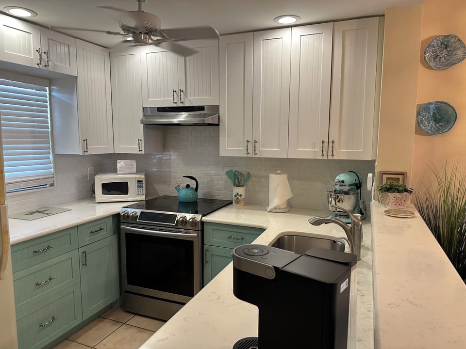 Open Concept Stocked Kitchen w/ Keurig & coffee Machine, ETC