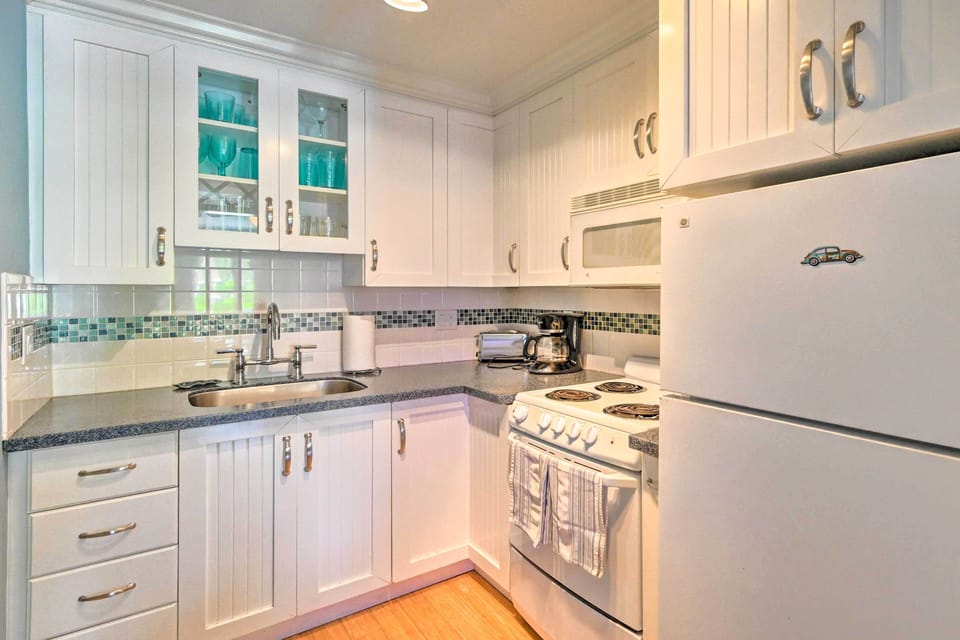 Kitchen | Well-Equipped w/ Cooking Basics