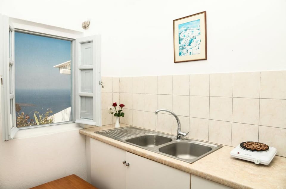 IATIS PANORAMA | Private kitchenette | Fridge, coffee/tea maker, electric kettle, toaster
