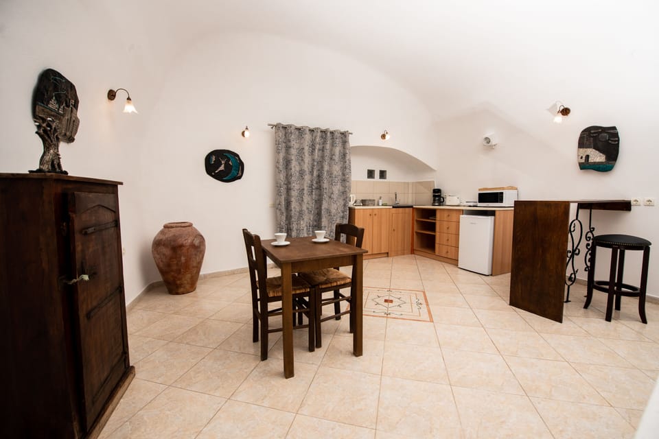 IATIS ART | Private kitchen | Fridge, coffee/tea maker, electric kettle, toaster
