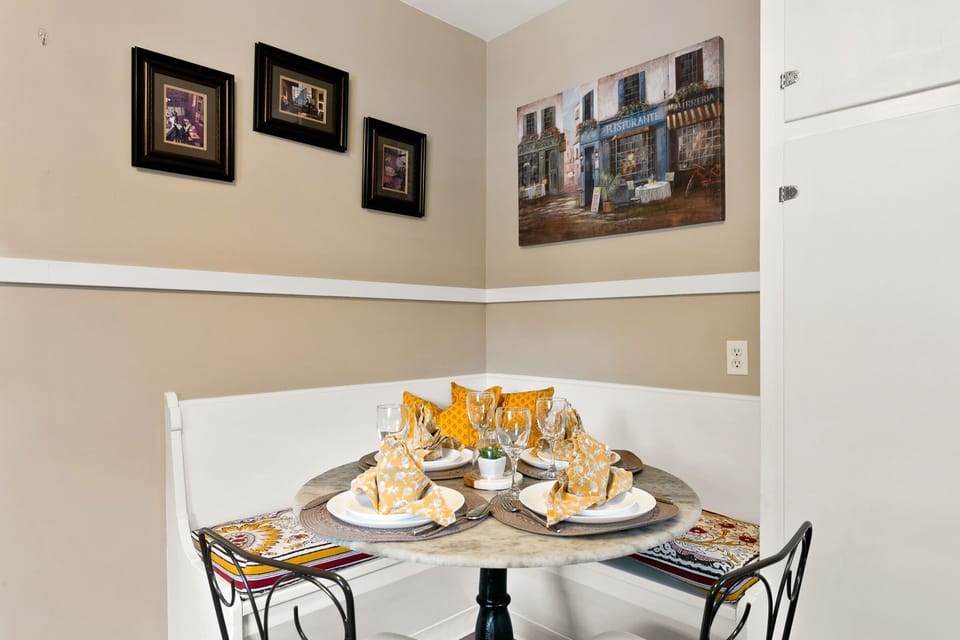 Very comfortable dining for up to 6 people.