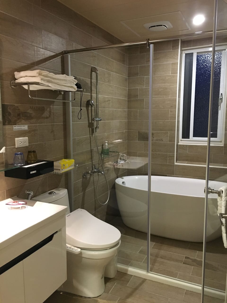Combined shower/tub, rainfall showerhead, free toiletries, hair dryer