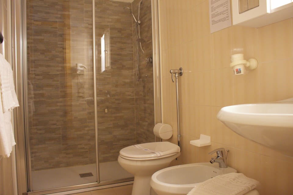 Standard Double or Twin Room, Balcony | Bathroom | Shower, rainfall showerhead, hair dryer, bidet