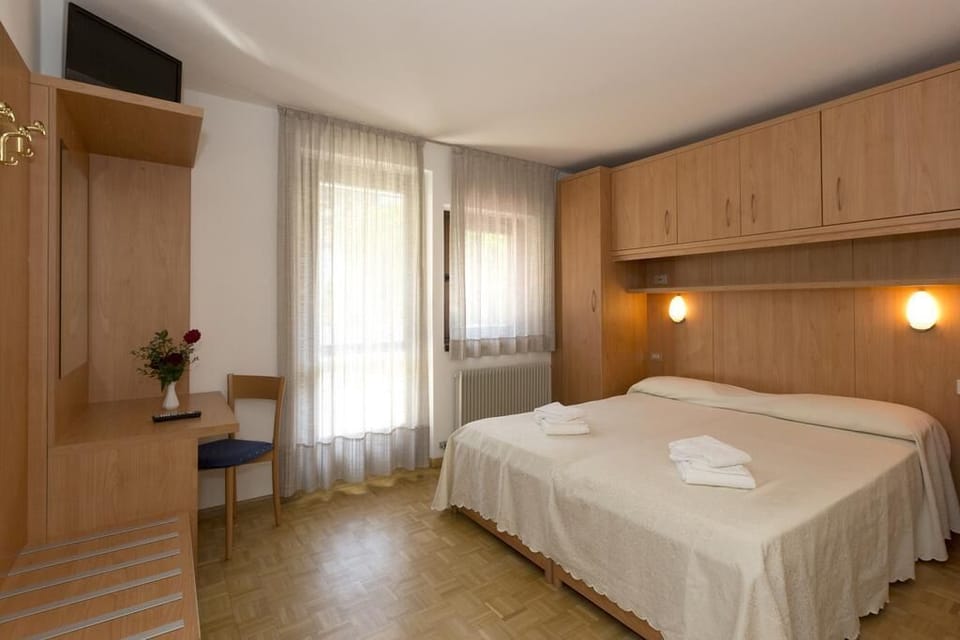 Standard Double or Twin Room, Balcony | Hypo-allergenic bedding, free WiFi, bed sheets