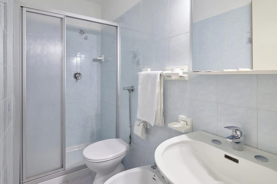 Comfort Quadruple Room | Bathroom | Shower, rainfall showerhead, hair dryer, bidet