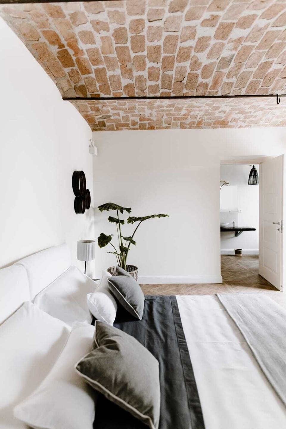 Comfort Room | Premium bedding, down comforters, desk, laptop workspace