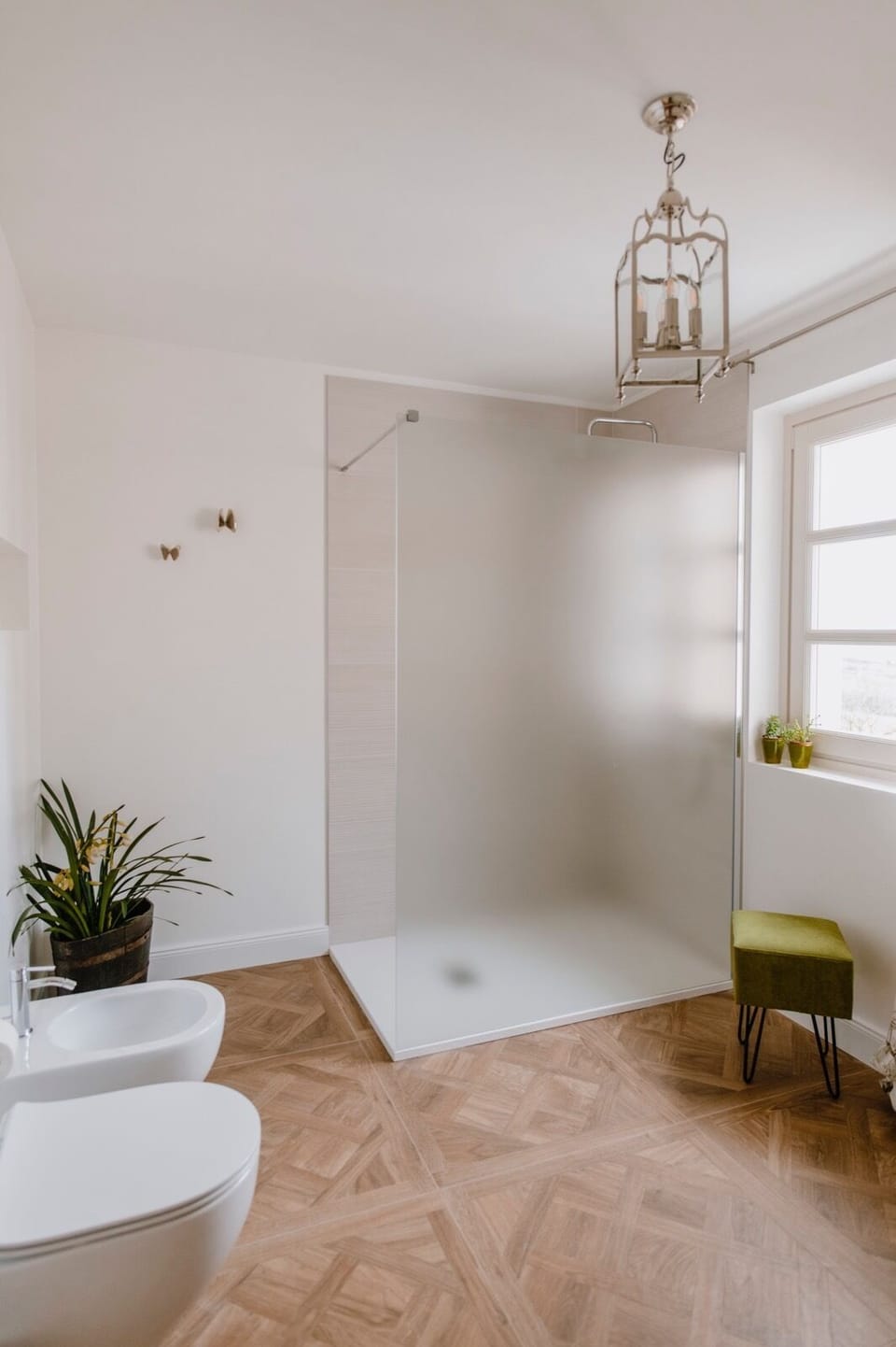 Design Room | Bathroom | Shower, rainfall showerhead, hair dryer, slippers
