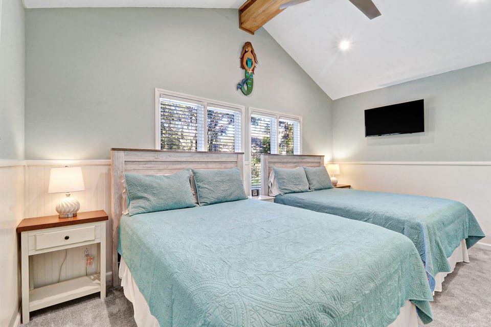 11 Red Oak | Guest Bedroom - 2 Full Beds