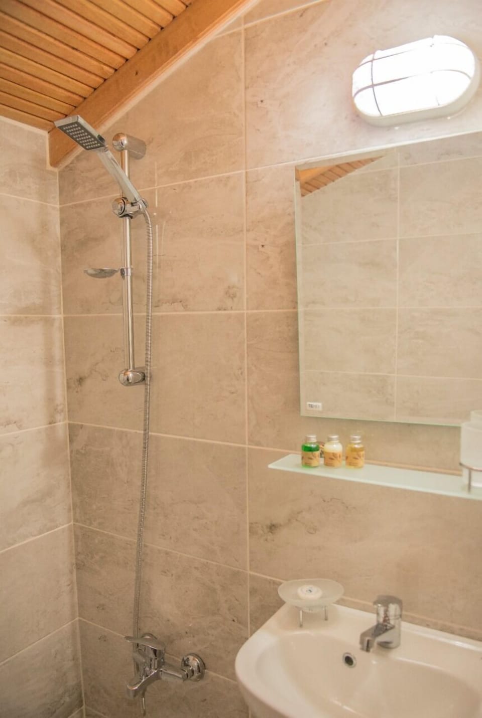Economy Tree House | Bathroom | Shower, hair dryer, towels, soap