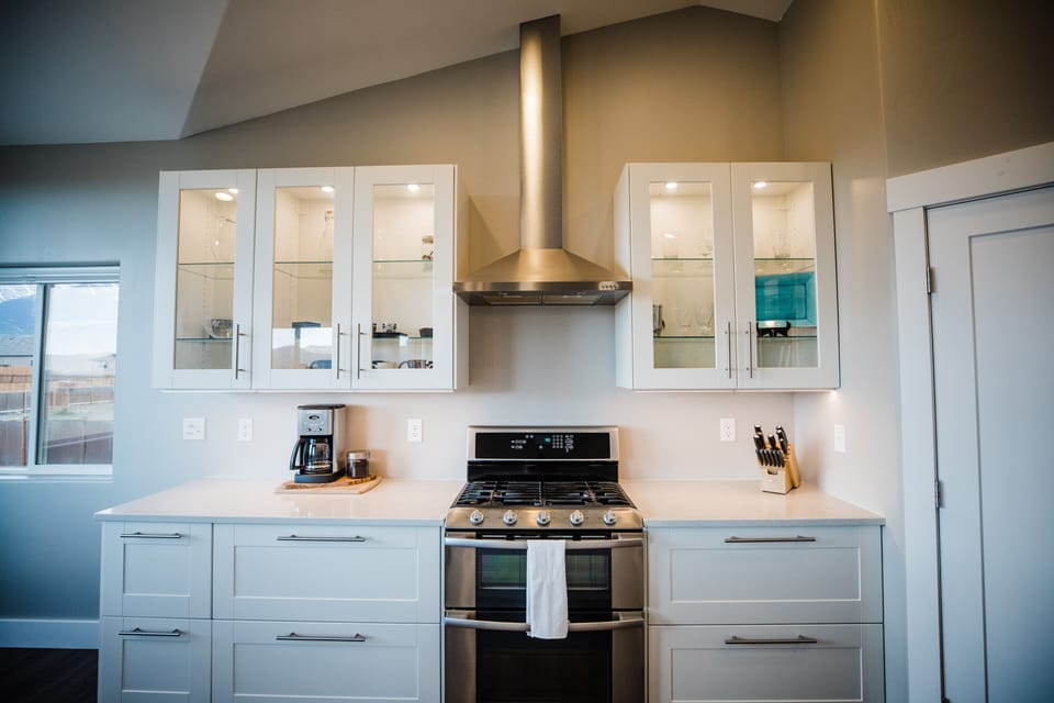 Stunning, clean modern kitchen, quartz counters, pantry & stainless appliances