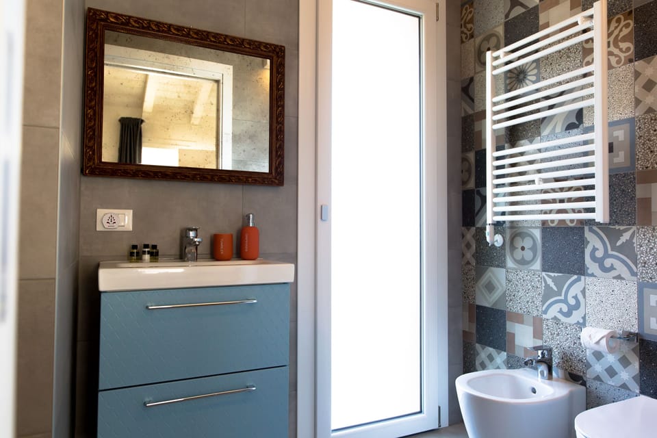 Shower, rainfall showerhead, free toiletries, hair dryer