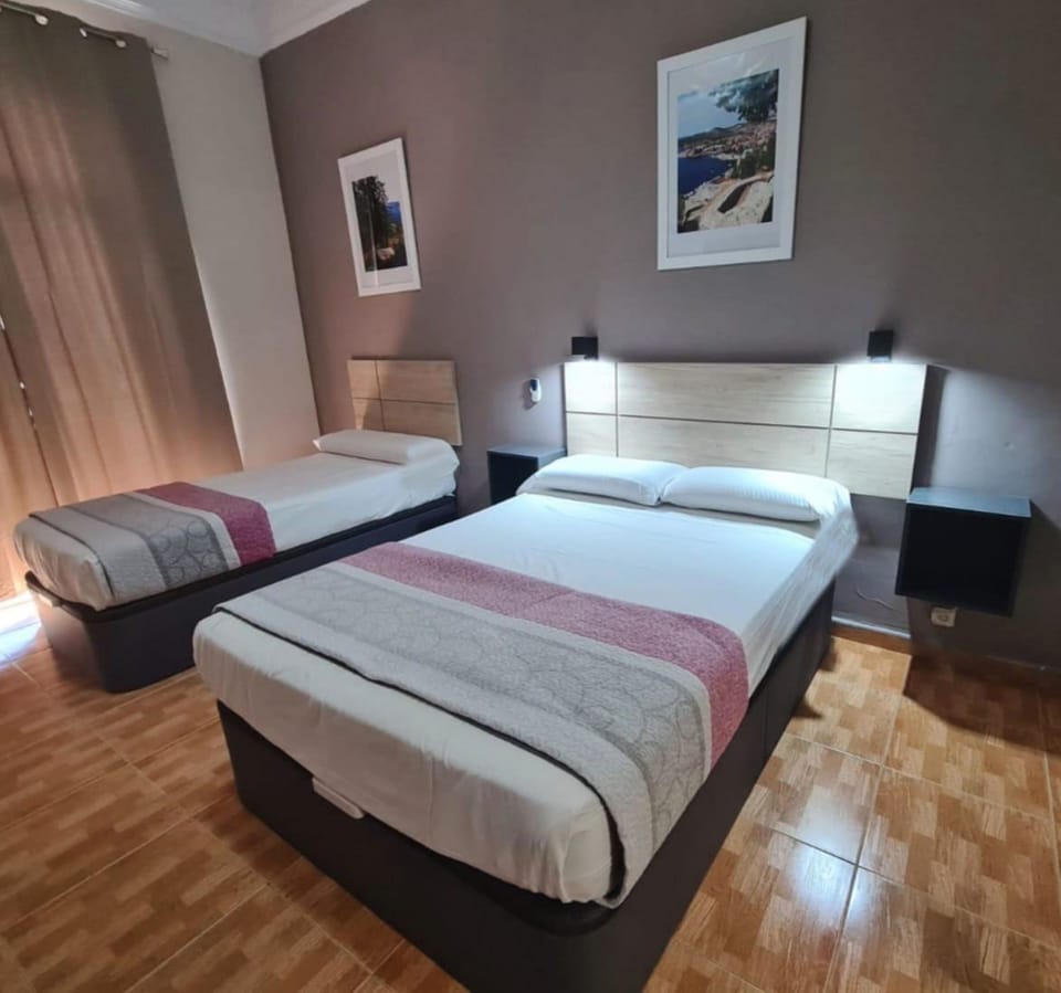 Double room with twin beds, shared bathroom | Desk, laptop workspace, bed sheets