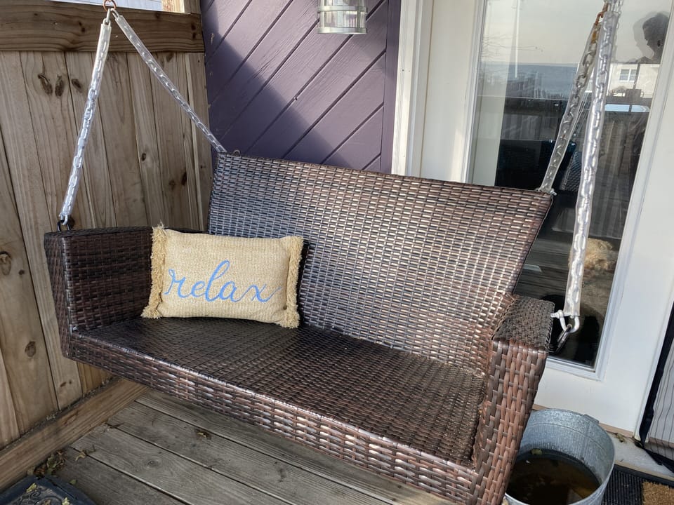 Amazing porch swing 🌴