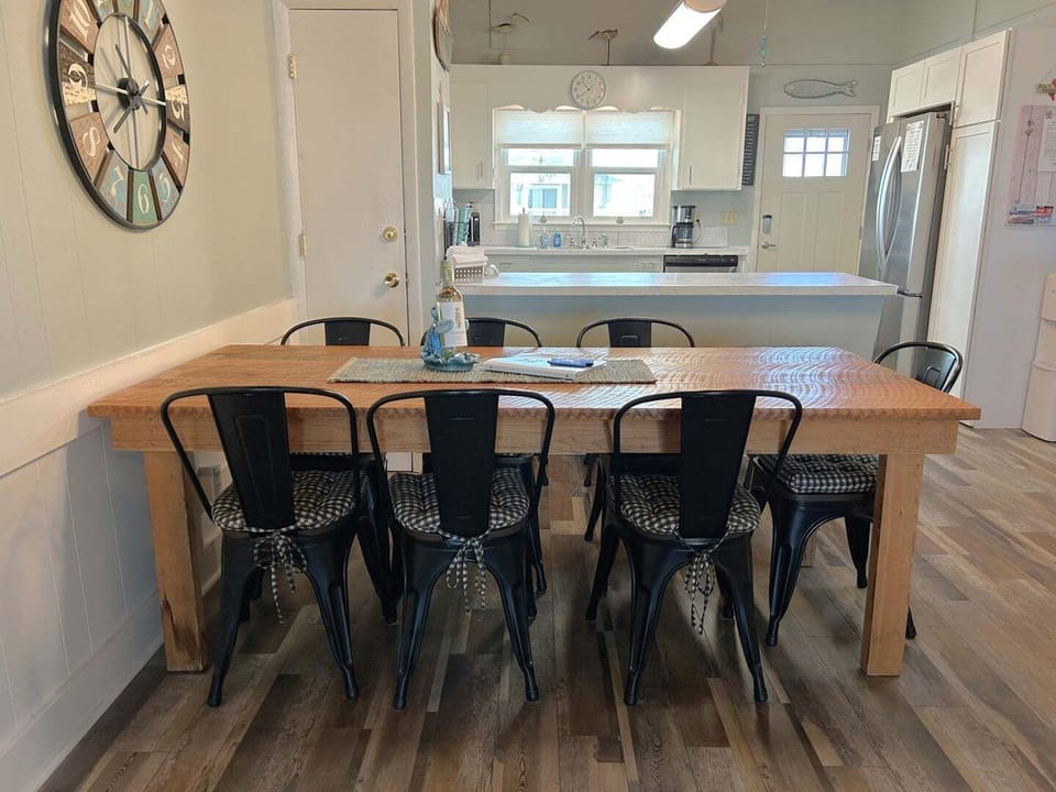 Dining Area Table and Chairs
JR 4.9.25