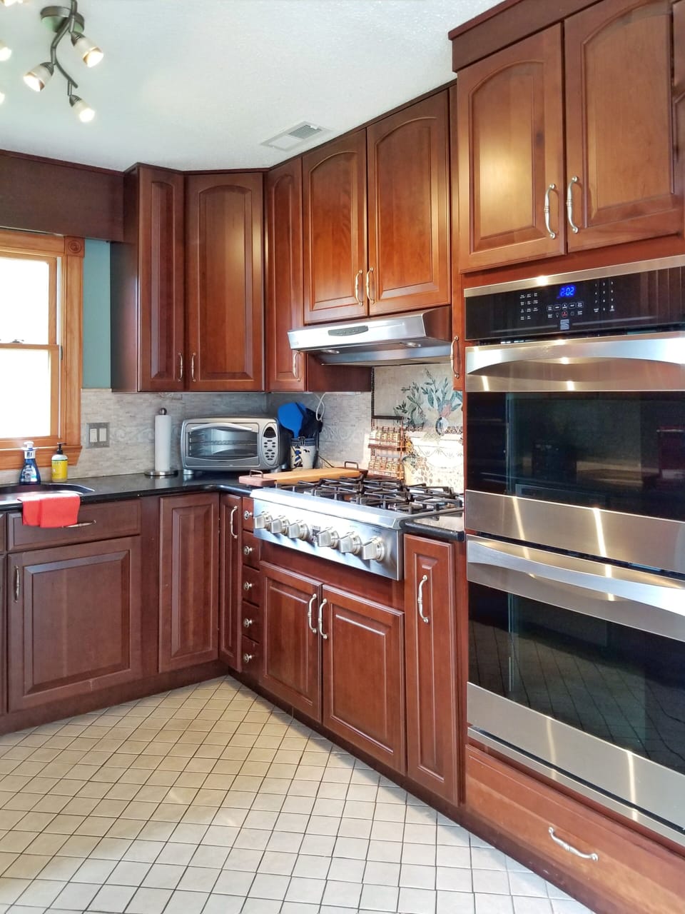 Our chefs love to cook in this kitchen w/a gorgeous gas range & double ovens! 
