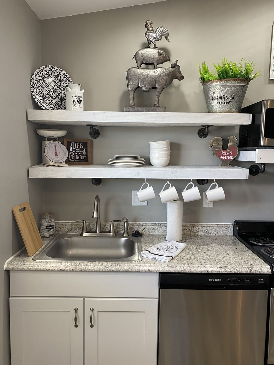 Full kitchen with all kitchen necessities.