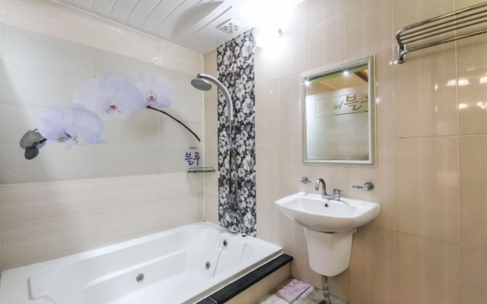 Deluxe Room (B + Styler) | Bathroom | Combined shower/tub, jetted tub, free toiletries, hair dryer