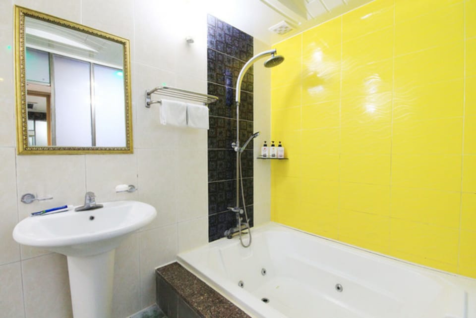 Deluxe Room (+ Styler) | Bathroom | Combined shower/tub, free toiletries, hair dryer, towels