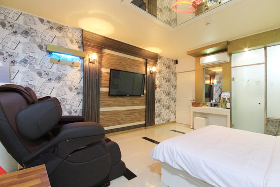Deluxe Room (+ Massage Chair) | Individually decorated, individually furnished, free WiFi, bed sheets
