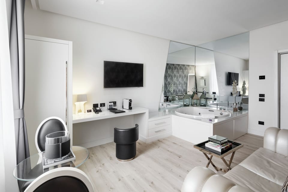 Luxury Suite, Hot Tub (Spa access) | Minibar, in-room safe, desk, blackout drapes