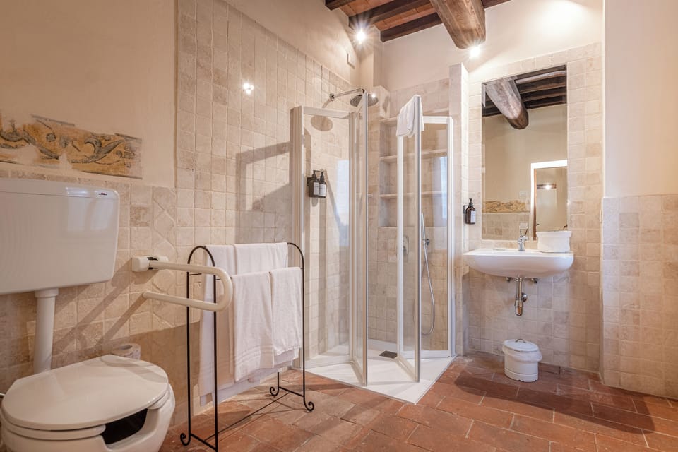 Suite | Bathroom | Bathtub, jetted tub, free toiletries, hair dryer