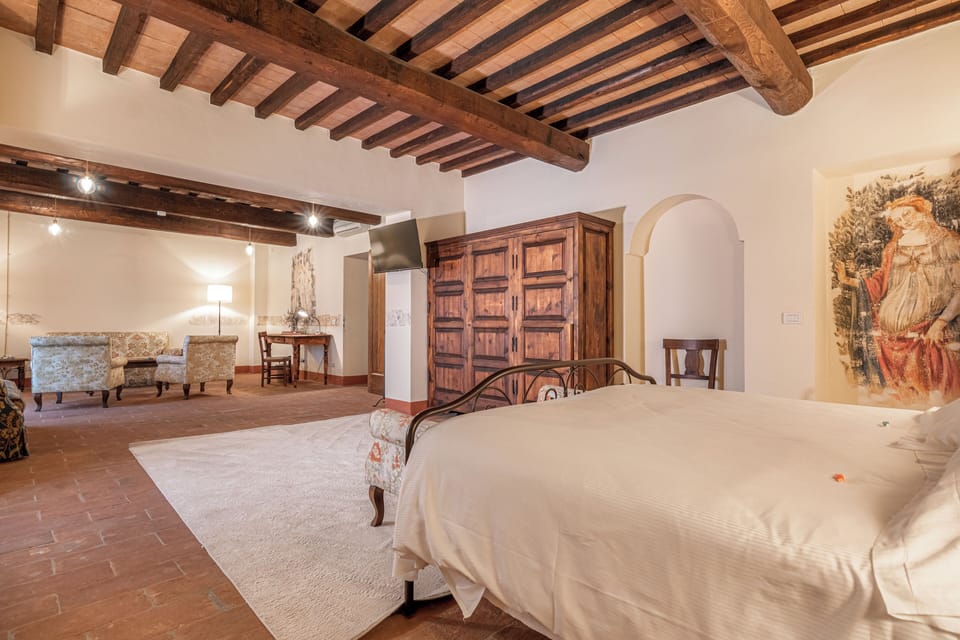 Suite | In-room safe, individually decorated, desk, free WiFi